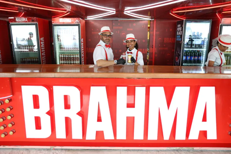 Balcão do bar Brahma com garçons
