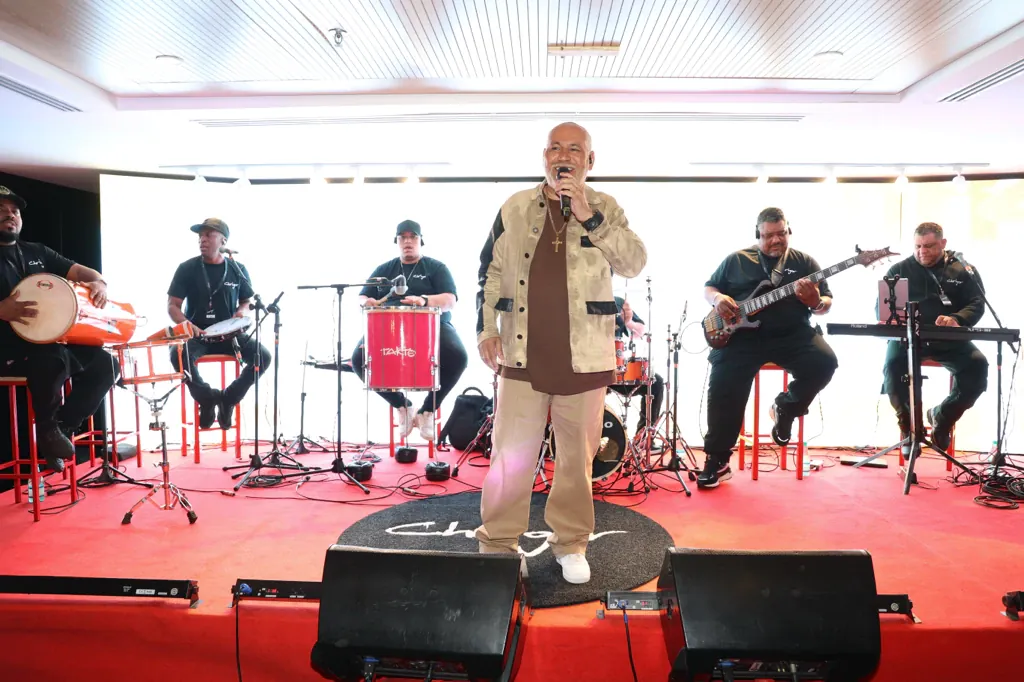 Show ao vivo no palco do Lounge