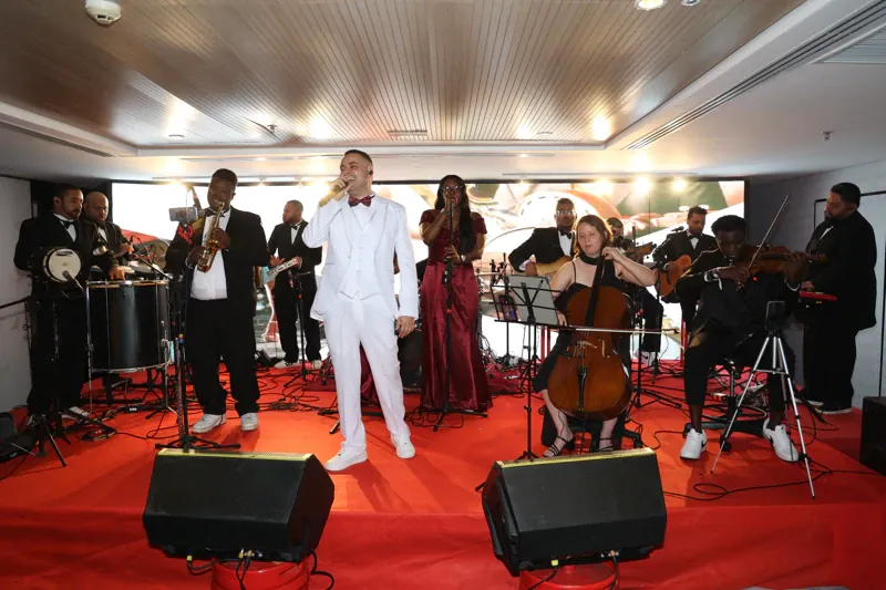 Orquestra no palco do Lounge